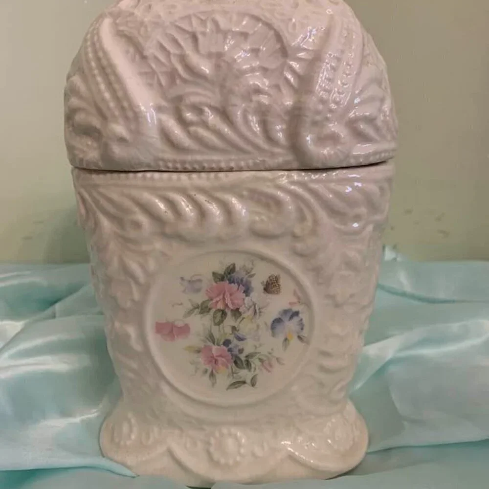 Toothbrush Holder with Cover. Ceramic. Vintage. Holds 4 Toothbrushes. J3